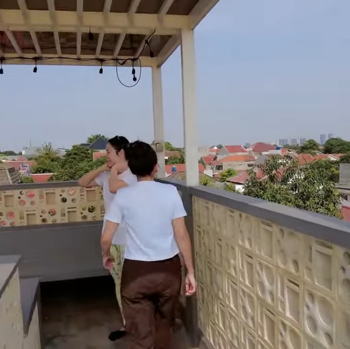<p>"Ini tempat (rooftop) kalau <em>new year</em> kita lihat <em>fireworks</em> di sini. Jadi semuanya kelihatan," tutur Hesti. (Foto: YouTube Qiss You TV)</p>