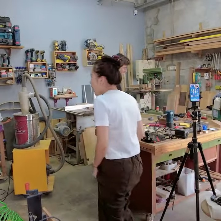 <p>Pada rumah ini, Hesti juga menyediakan satu ruangan khusus untuk studio kayu sang suami, Edo Borne. Ternyata, Edo pernah mengikuti kursus perkayuan di Korea. (Foto: YouTube Qiss You TV)</p>