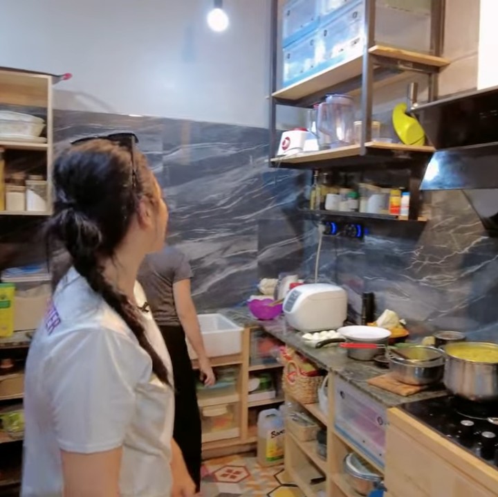 <p>Meski tidak terlalu luas, area dapur Hesti dilengkapi oleh peralatan yang super canggih, lho. Ia bahkan memamerkan cooker hood yang dimilikinya pada Ayu. (Foto: YouTube Qiss You TV)</p>