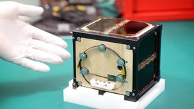 Catat Sejarah Baru, Satelit Kayu Seukuran Telapak Tangan Tiba di ISS