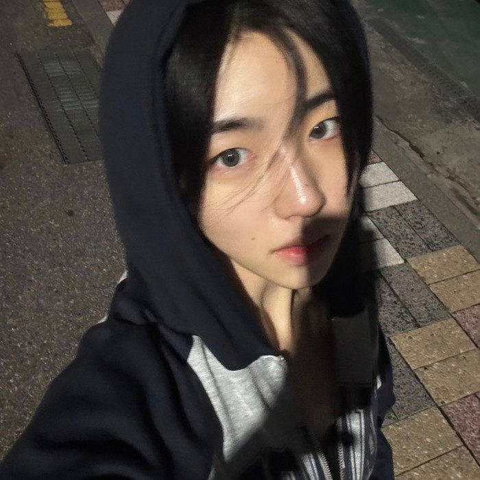 Sebelumnya, tripleS mendebutkan subunit ke-9 bernama Visionary Vision pada 23 Oktober 2024 lalu dengan merilis full album pertama, ‘Performante’. Visionary Vision atau disingkat VV terdiri dari 12 member termasuk SoHyun. / Foto: x.com/triplescosmos