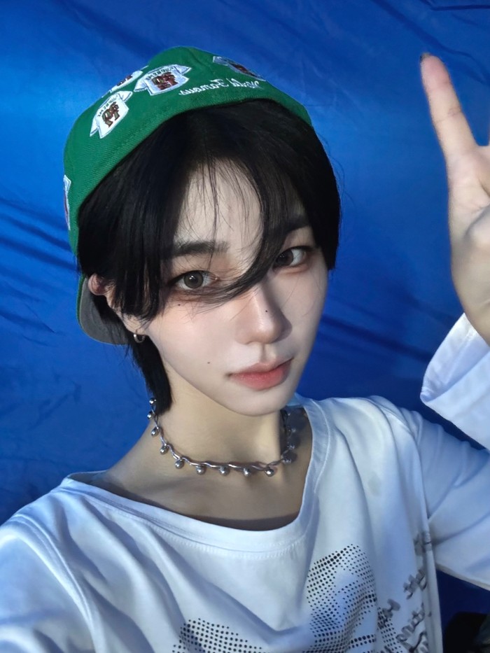 Seluruh anggota subunit yang berorientasi pada tarian ini tampil dengan rambut pendek, namun perubahan gaya rambut SoHyun paling drastis di antara yang lain. Penampilan terbarunya pun sontak menjadi perbincangan hangat netizen. / Foto: x.com/triplescosmos