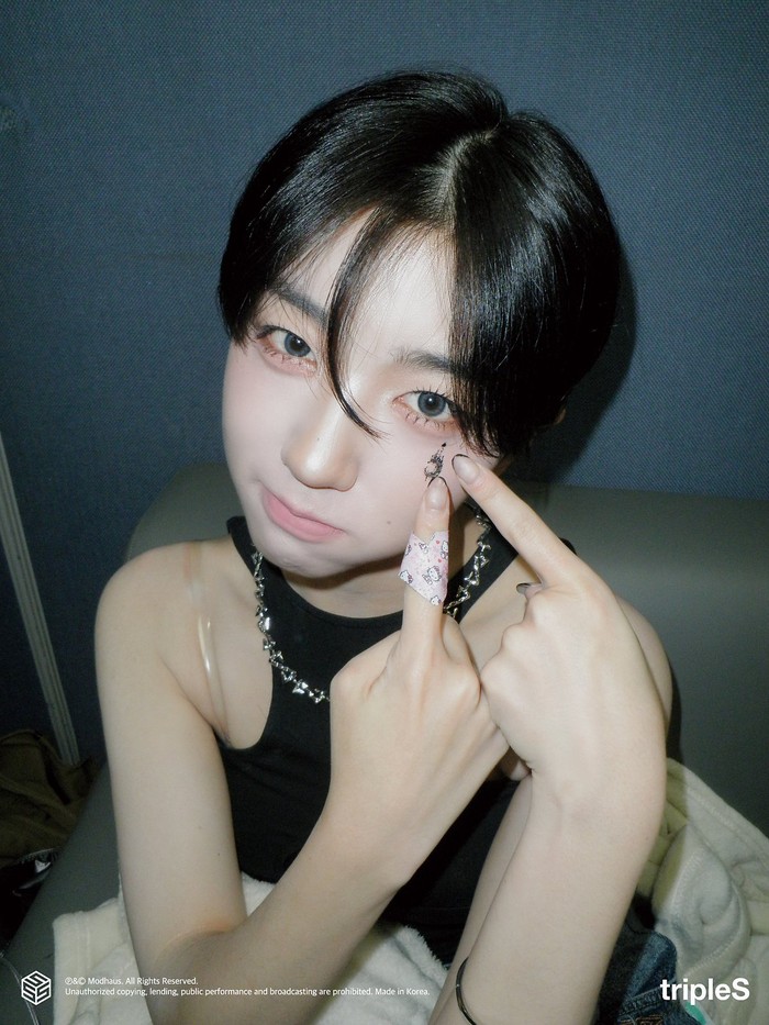 Sementara itu, tripleS Visionary Vision berhasil menduduki peringkat #1 di THE SHOW dengan title track ‘Hit the Floor’ pada Selasa, (5/11) lalu. Ini menjadi kemenangan pertama subunit tersebut sekaligus kemenangan kedua tripleS. / Foto: MODHAUS via Naver Post