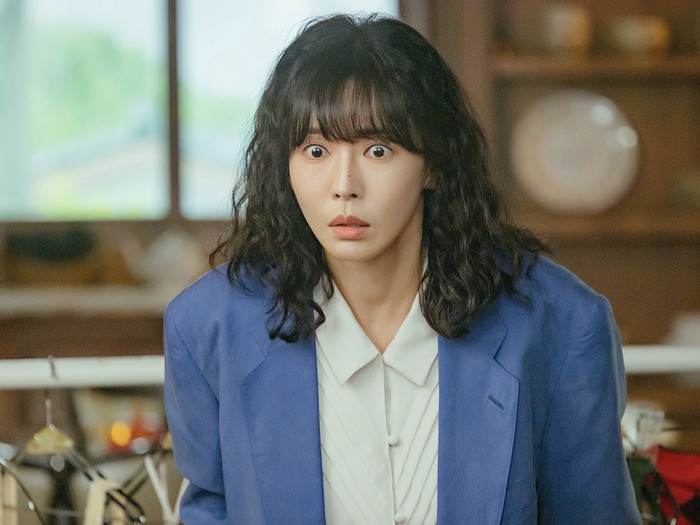 Setelah menikah, Han Jeong Suk yang notabennya adalah kembang desa, tetap harus bekerja keras demi membantu perekonomian keluarga./ foto: instagram.com/jtbcdrama