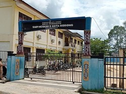 Awal Mula Ortu Siswa di Sorong Denda Guru Rp 100 Juta Usai Anaknya Diviralkan