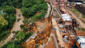 FOTO: Jalan Penghubung Tangerang-Bogor Putus Akibat Longsor