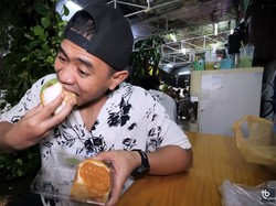 Tanboy Kun vs Ria SW, Siapa Food Vlogger Terbaik Versi Kamu?