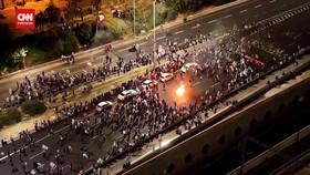 VIDEO: Ribuan Warga Israel Demo Netanyahu Pecat Menhan Yoav Gallant