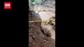 VIDEO: Momen Sinkhole Muncul di Blitar, Sedot Air Sungai Hingga Habis