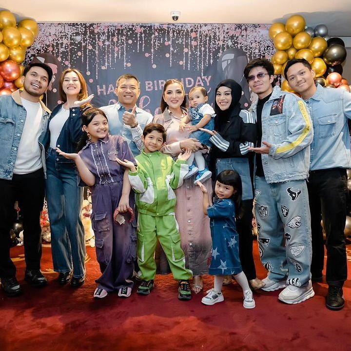 <p>Selain dikelilingi oleh suami, anak-anak, dan mantu tercinta, turut hadir pula cucu-cucu kesayangnnya, Ameena dan Azura. Gemas banget ya, Bunda! (Foto: Instagram: @ashanty_ash)</p>