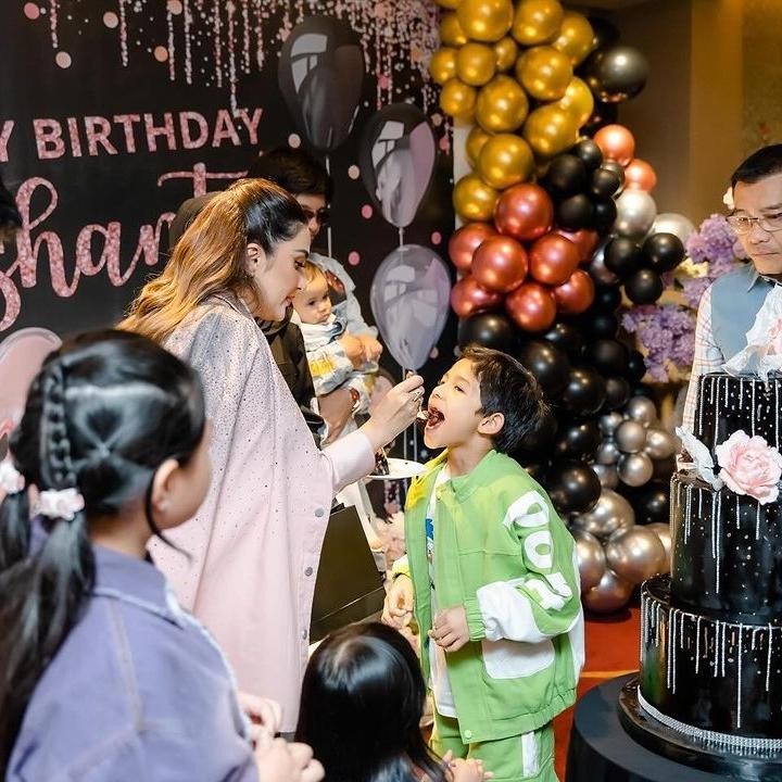 <p>Dalam acara ini, Ashanty mendapatkan kue ulang tahun mewah tiga tingkat berwarna hitam. Di kue tersebut, terlihat pula hiasan bunga-bunga berwarna merah muda. (Foto: Instagram: @ashanty_ash)</p>