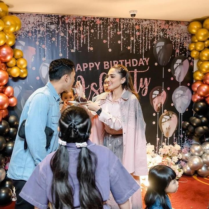 <p>Penyanyi cantik Ashanty baru saja merayakan ulang tahunnya yang ke-41, Bunda. Perayaan ulang tahun kali ini digelar dengan sangat meriah. (Foto: Instagram: @ashanty_ash)</p>