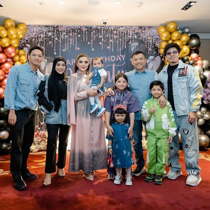 <p>Banyak netizen yang turut berbahagia dengan pertambahan usia Ashanty nih, Bunda. Mereka pun berharap agar Ashanty selalu diberikan kebahagiaan bersama keluarga. "<em>Barakallah fii umrik</em> Bunda, bahagia terus dengan anak cucunya," kata seorang netizen. "<em>Happy birthday</em> Bunda. Panjang umur, semakin bahagia dan selau diberkati," ujar netizen lainnya. (Foto: Instagram: @ashanty_ash)</p>