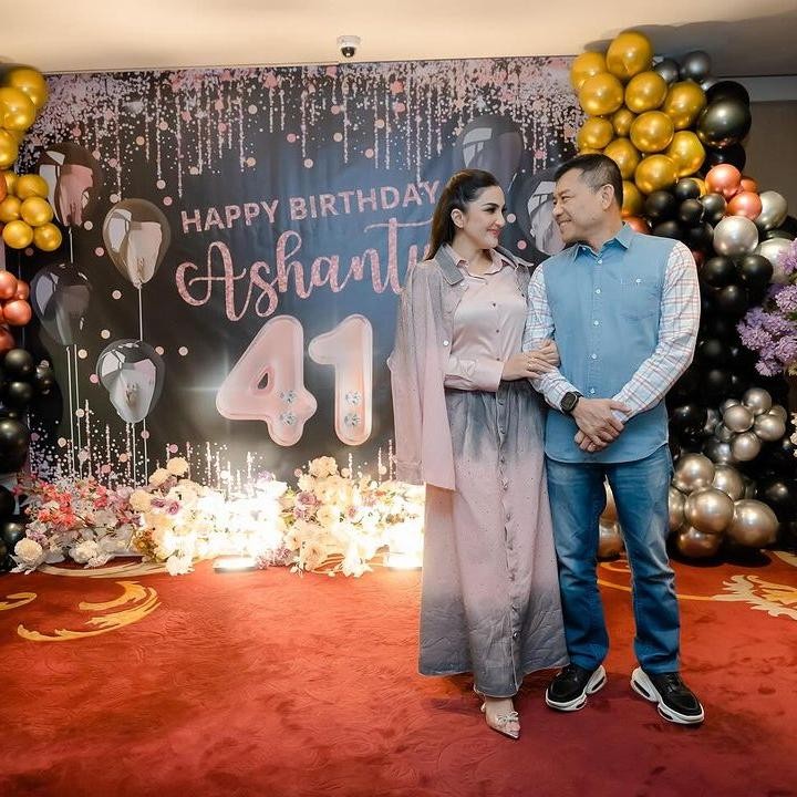 <p>Melihat dari laman Instagram-nya, Ashanty diberikan kejutan oleh sang suami, Anang Hermansyah. Bersama dengan keluarga dan kerabat dekat, ia dibawa ke sebuah ruangan yang sudah didekorasi dengan cantik. (Foto: Instagram: @ashanty_ash0</p>
