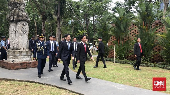 Wakil Presiden Gibran Rakabuming Raka menggelar pertemuan dengan Perdana Menteri (PM) Singapura Lawrence Wong di Hutan Kota Plataran, Senayan.