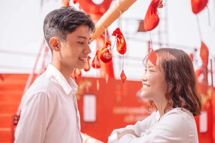 Sebuah studi dalam Journal of Cyberpsychology, Behavior, and Social Networking menemukan bahwa orang yang sering bermain Facebook lebih dari sekali sehari, lebih mungkin mengalami konflik dalam hubungan yang mengarah pada perselingkuhan, putus cinta, atau bercerai.