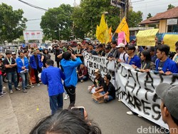 Tuntut Kinerja Kepolisian, Mahasiswa Demo di Polres Sukabumi Kota