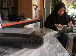 Kisah Pedagang Buku Palasari yang Bertahan di Tengah Sepi Pembeli