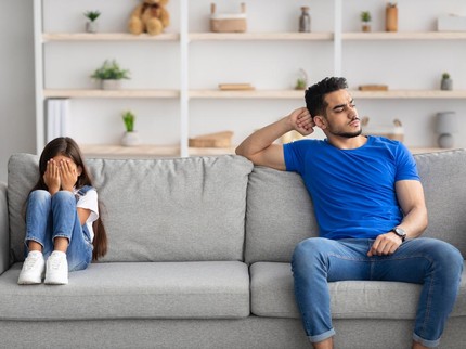 10 Tanda Anak Perempuan Kurang Kasih Sayang Ayah