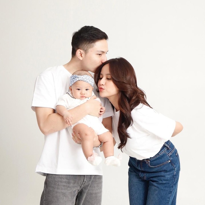 <p>Sang putri yang diberi nama Gemma Felicya Lourdes Ganessha itu kini telah berusia empat bulan dan menarik perhatian publik lewat parasnya yang begitu menggemaskan. (Foto: Instagram@anggimarito)</p>
