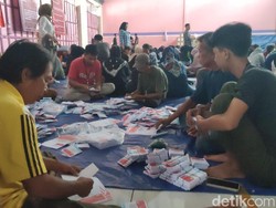 Cerita Satu Keluarga di Ciamis Jadi Petugas Sorlip Surat Suara Pilkada