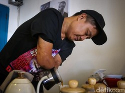 Kisah Sukses Disabilitas Jadi Barista di Kafe Jakal Sleman
