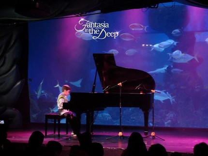 Sukses Digelar! Konser Piano Pertama EMC di Akuarium Curi Perhatian 2000 Penonton