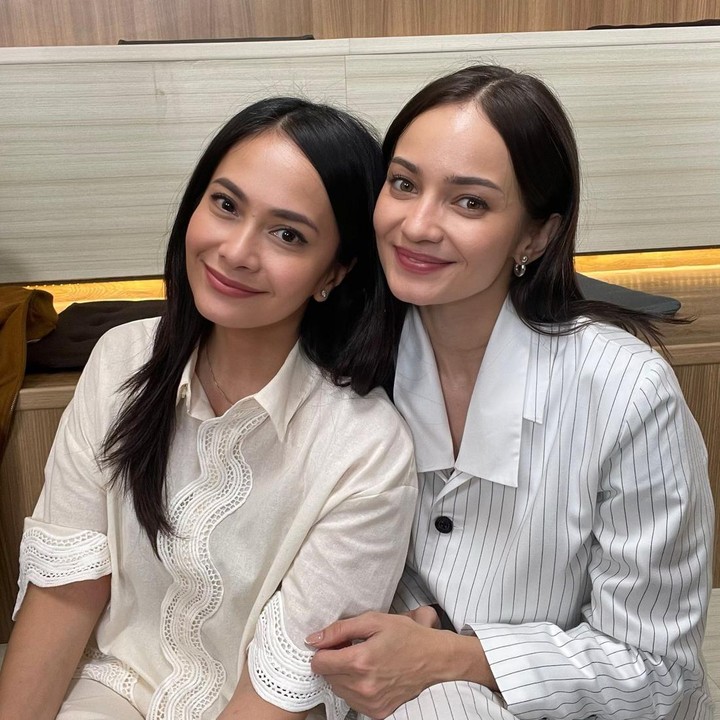 <p>Perempuan 45 tahun ini mengaku sadar bahwa tak sedikit netizen yang menyebutnya mirip dengan Enzy. "Kadang suka dibilang ada miripnya juga sama <em>@enzystoria</em> wkwk. Yakin enggak nih?" tulis Ersa, dikutip dari laman <em>Instagram@ersamayori,</em> Kamis (7/11/2024). (Foto: Instagram@ersamayori)</p>