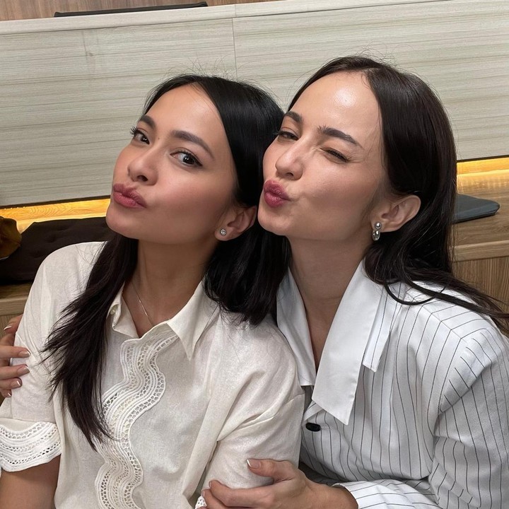 <p>Unggahan itu pun langsung ramai komentar netizen dan sejumlah rekan artis. "Kok kayak kembar yaaa," tulis Indra Bekti. "Miriippp sumpaaaah," tulis Rossa. "Mata, senyumnya mirip plek," tulis akun <em>@cahyamam****.</em> (Foto: Instagram@ersamayori)</p>