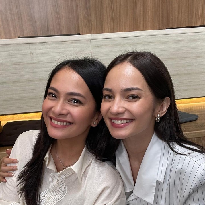 <p>Aktris Ersa Mayori belum lama ini membagikan momen bersama Enzy Storia yang sering disebut sebagai saudara kembarnya. Potret itu diunggah langsung melalui akun Instagram Ersa, Bunda.(Foto: Instagram@ersamayori)</p>