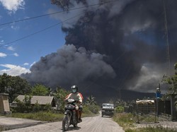 Jalur Maumere-Larantuka Ditutup Setelah Gunung Lewotobi Laki-laki Meletus Lagi