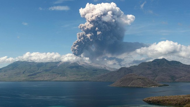 Terhitung mulai 13 Februari 2025, Gunung Lewotobi Laki-laki dinaikkan lagi statusnya ke Level IV (Awas), berasas hasil pantauan visual dan instrumental.