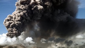 FOTO: Penampakan Gunung Lewotobi Laki-laki di NTT Kembali Erupsi