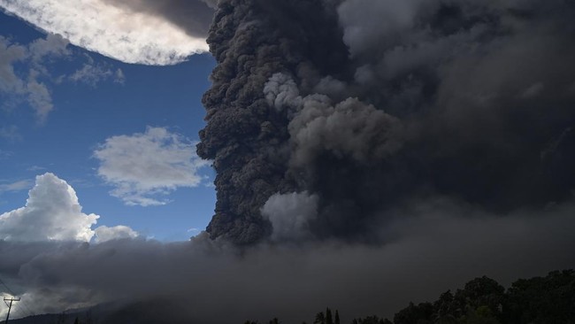 Kepala PVMBG Hadi Wijaya mengatakan kolom abu dari erupsi kedua Gunung Lewotobi Laki-laki mencapai ketinggian 10 Km.