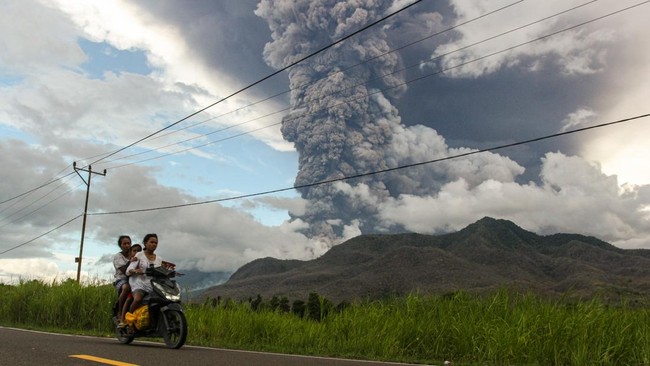 Gunung Lewotobi Laki-laki di Flores Timur, nusa Tenggara Timur (NTT), Minggu (18/5) dinaikkan status dari siaga atau level III ke status awas atau level IV.