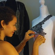 Kreatif dan Unik, Desainer Ini Daur Ulang Sedotan Plastik Jadi Fashion Item Trendi