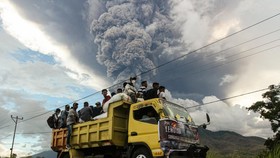 FOTO: Ricuh Teluknaga hingga Aksi Buang Susu di Boyolali