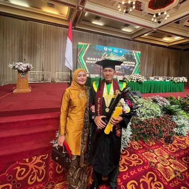 7 Potret Juliana Moechtar Hadiri Acara Wisuda S2 Suami Perwira TNI