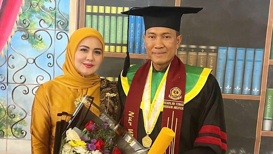 Juliana Moechtar dampingi suami wisuda S2