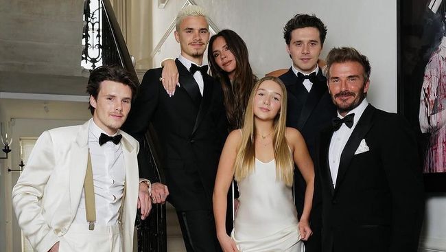 Beranjak Dewasa, Intip Outfit Feminin dan Elegan Harper Seven Beckham