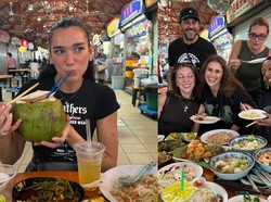 Ketagihan Makanan Singapura, Dua Lipa Lanjut Cicip Nasi Ayam dan Kembang Tahu