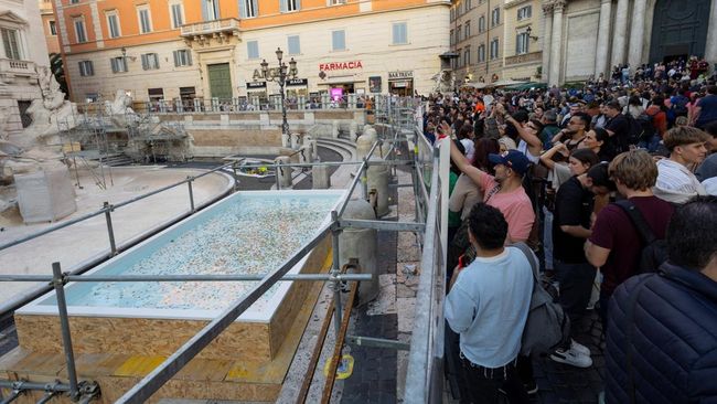 Roma, Italia tengah jadi sorotan karena menghadirkan kolam sementara pengganti Air Mancur Trevi tempat wisatawan melempar koin.