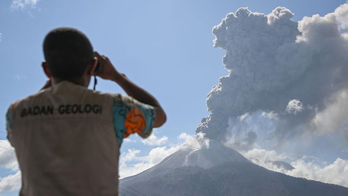 Gunung Lewotobi Laki-laki Empat Kali Meletus Hari Ini