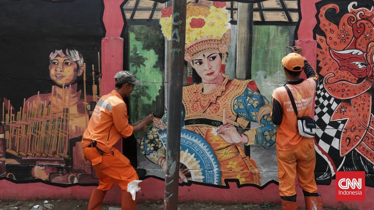 FOTO: Menata Kawasan dengan Mural Budaya Indonesia di Bukit Duri