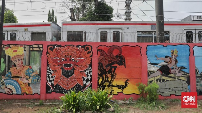 FOTO: Menata Kawasan dengan Mural Budaya Indonesia di Bukit Duri