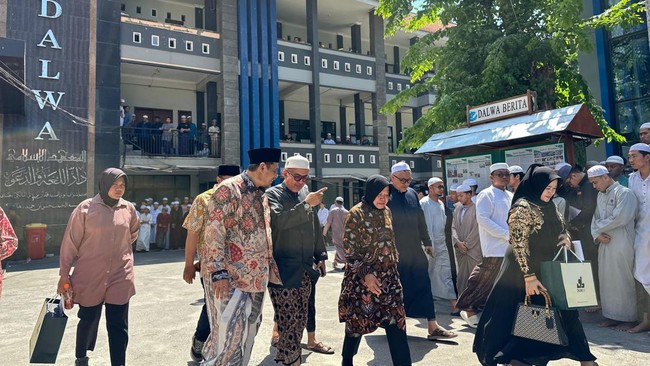 Pengasuh Ponpes Darrulughah Wadda'wah, Habib Ali Zainal Abidin menilai Risma adalah sosok nan sederhana dengan keahlian nan terbukti apik.