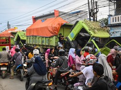 Video Momen Sejumlah Truk Dirusak-Dibakar Buntut Tabrak Bocah di Tangerang