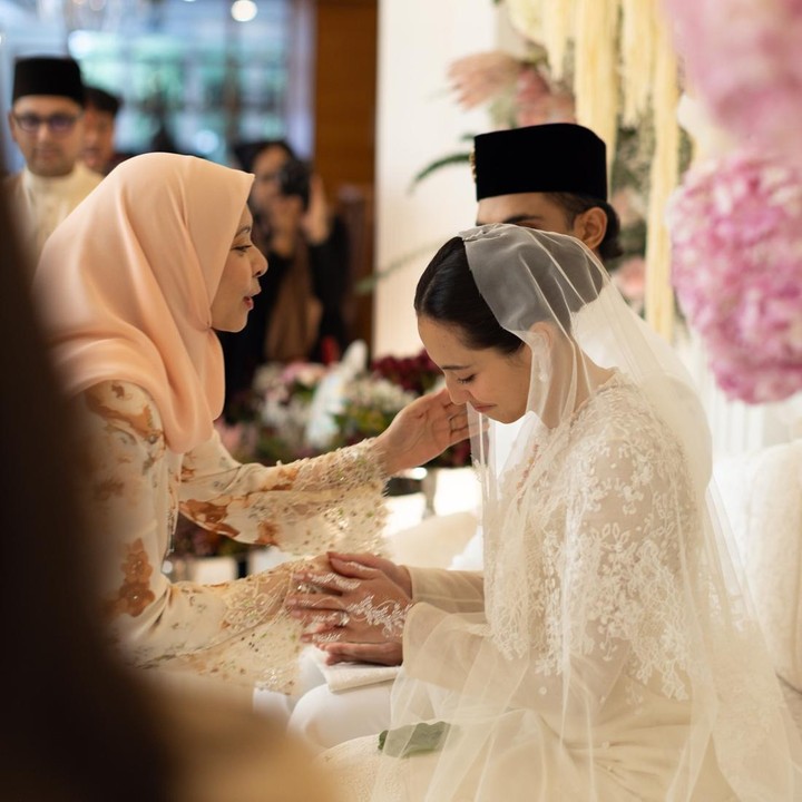 <p>Mertua Pevita Pearce ini pun mengatakan momen tersebut lebih dari sekadar pernikahan. "Ini bukan sekadar perayaan pernikahan tapi bergabungnya dua keluarga dan budaya (Malaysia-Indonesia-Wales)," tuturnya.  (Foto: Instagram@meer.habib)</p>