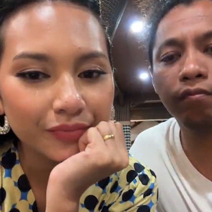 <p>Arie dan Indah menyukai hal-hal yang sederhana, Bunda. Belum lama ini, keduanya bahkan membagikan momen bahagia ketika makan pecel ayam di pinggir jalan. (Foto: Instagram: @indahpermatas)</p>