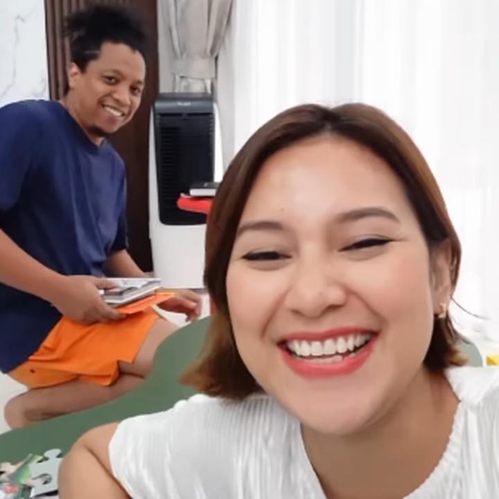 <p>"Sederhana itu tidak semua orang bisa. Bahagia terus ya Kakak," kata seorang netizen. "Istri diajak keliling motoran, dibeliin es teh manis saja sudah senang. Apalagi ini ya Mbak. <em>MasyaAllah</em>, bahagia selalu ya Mbak," ujar netizen lainnya dengan emotikon hati. (Foto: Instagram: @indahpermatas)</p>
